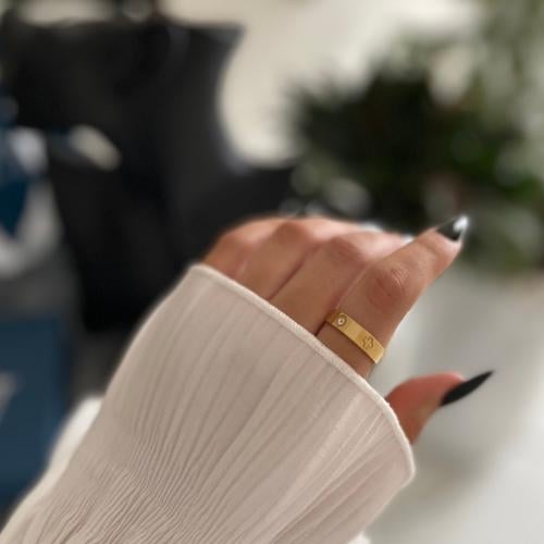 خاتم ذهبي بكرستال ( مع كيس وعلبة الموضح بالصورة)