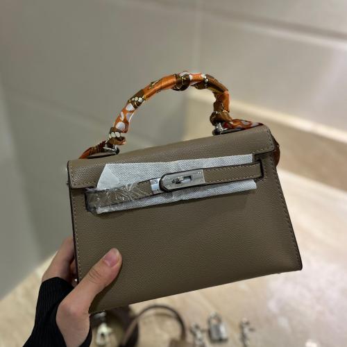 حقيبة باللون البني الفاتح الجلد