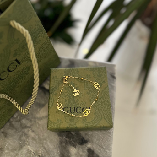 سوارة بنقش الماركة بلون ذهبي