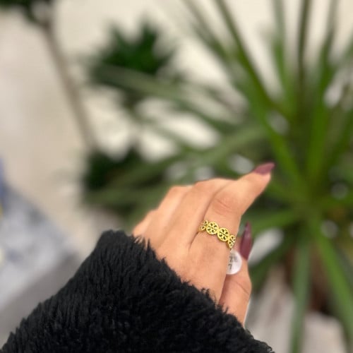 خاتم بنقش الماركة بلون ذهبي