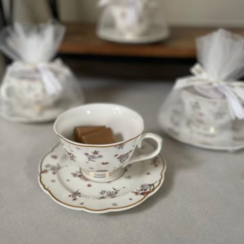 كوب ورد مع شوكلاتة بتغليف أنيق