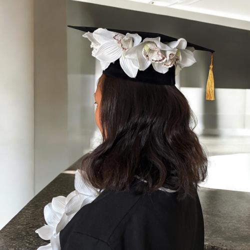 قبعة تخرج مزينة بالورد الصناعي