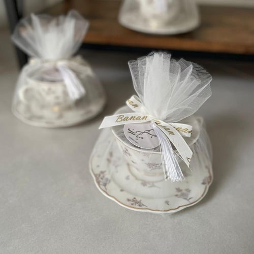 كوب ورد مع شوكلاتة بتغليف أنيق