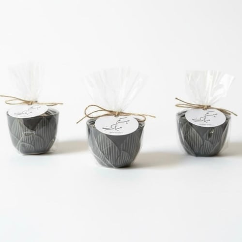 فنجان توزيعات شامل تغليف شفاف وشوكولاته