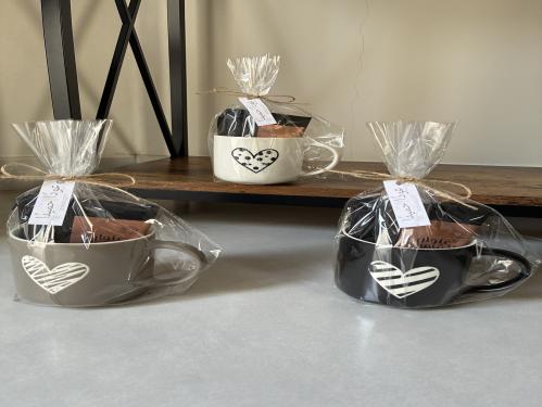 كوب انيق مع ظرف قهوة عنوان القهوة