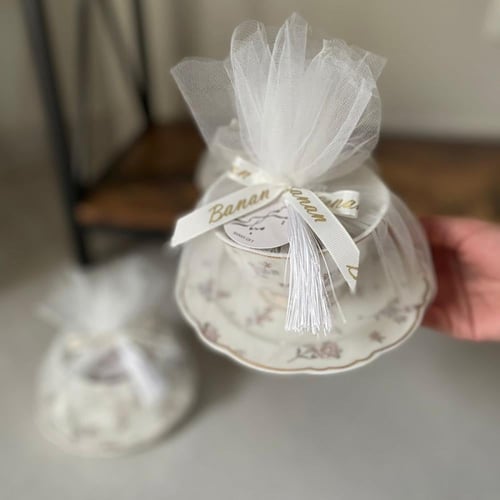 كوب ورد مع شوكلاتة بتغليف أنيق