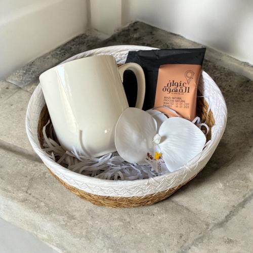 كوب مع قهوة هدية عودًا حميدًا