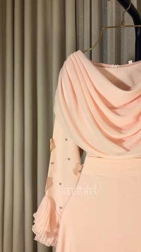 فستان عيد ساتر لون وردي ب اكمام واسعه مزينه بالورد