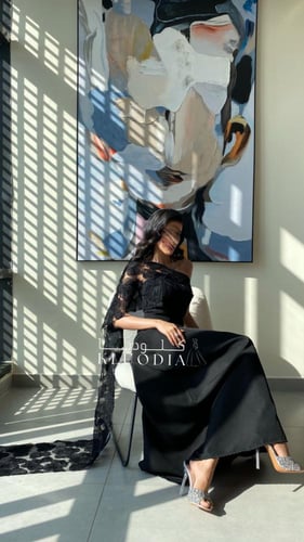 فستان اسود طويل بشال جانبي منسدل