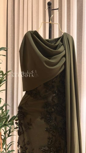 فستان ساتر لون زيتي بشال منسدل