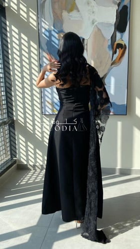 فستان اسود طويل بشال جانبي منسدل