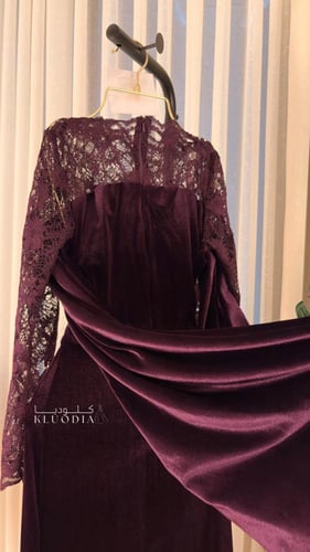 فستان مخمل ساتر ب اكمام دانتيل