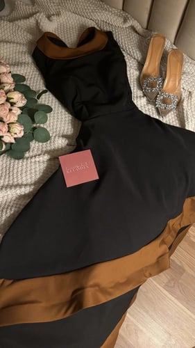 فستان اسود انيق