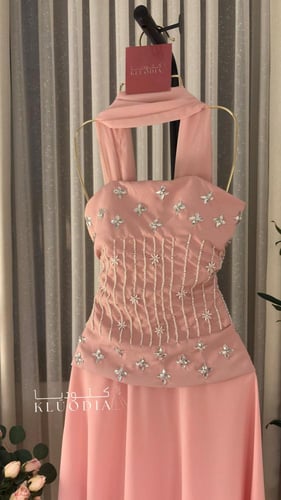 فستان مناسبات انيق + وشاح طويل منفصل