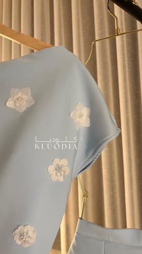 طقم عيد سماوي قطعتين+ورود بيضاء