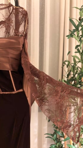 فستان مخمل ودانتيل لون بني انيق
