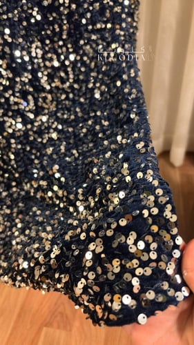 فستان مخمل طويل بترتر كحلي وابيض