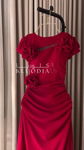 فستان احمر كريب مع ورد