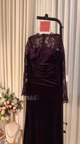 فستان مخمل ساتر ب اكمام دانتيل