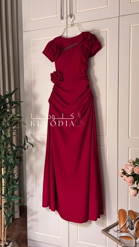 فستان احمر كريب مع ورد