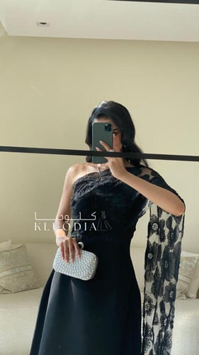 فستان اسود طويل بشال جانبي منسدل