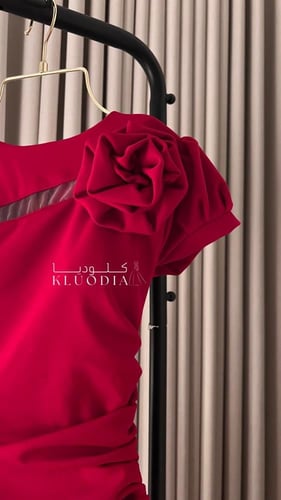 فستان احمر كريب مع ورد