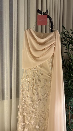 فستان بيج ساتر مطرز بشال منسدل