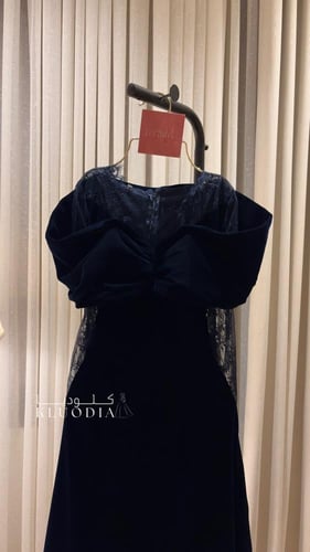 فستان كحلي مخمل ب اكمام دانتيل