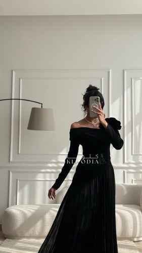 فستان اسود طويل ب اكمام +ورده جانبيه