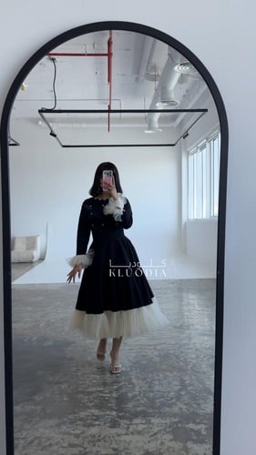 فستان اسود ب أطراف تل وتدخيلة لول