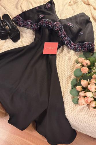 فستان اسود ساتر مورد