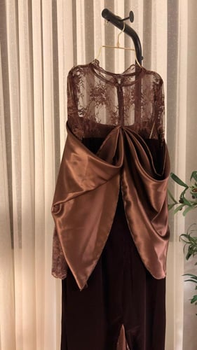 فستان مخمل ودانتيل لون بني انيق