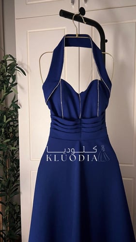 فستان كريب بخطوط كريستال لون ازرق