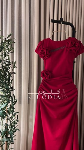 فستان احمر كريب مع ورد