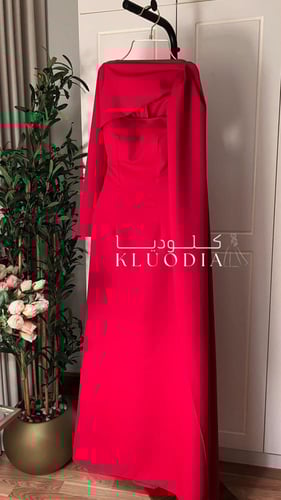 فستان احمر طويل ساتر بشال جانبي