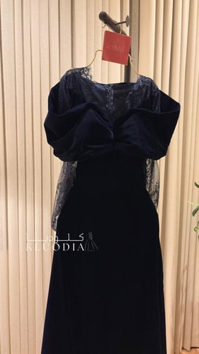 فستان كحلي مخمل ب اكمام دانتيل