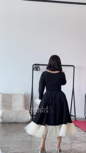 فستان اسود ب أطراف تل وتدخيلة لول