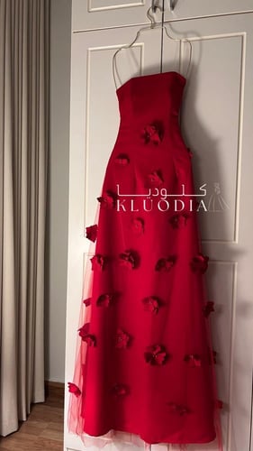 فستان احمر توب بتدخيلة ورود واكمام منفصله