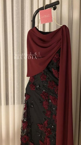 فستان سهرة فخم بشال عودي منسدل