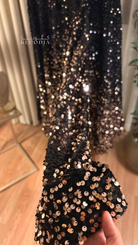 فستان مخمل بترتر اسود بذهبي ميدي