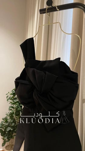 فستان فخم بفيونكه في الصدر