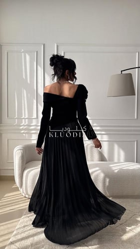 فستان اسود طويل ب اكمام +ورده جانبيه