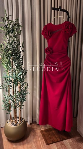 فستان احمر كريب مع ورد