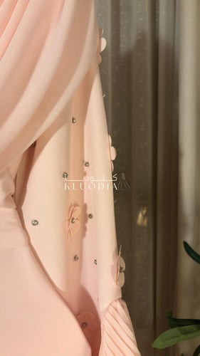 فستان عيد ساتر لون وردي ب اكمام واسعه مزينه بالورد