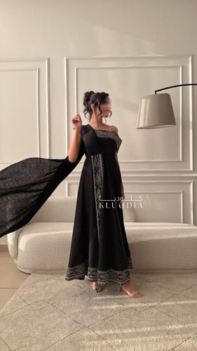 فستان اسود مطرز