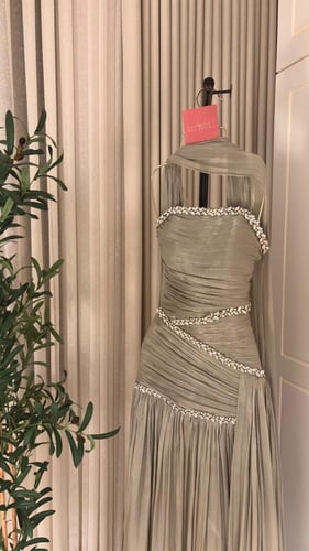 فستان مناسبات بليسيه انيق بوشاح ناعم