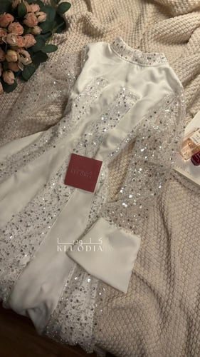 فستان ابيض انيق بتدخيلات ترتر