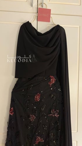 فستان اسود ساتر بتدخيلة ورد احمر