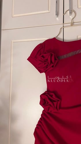 فستان احمر كريب مع ورد