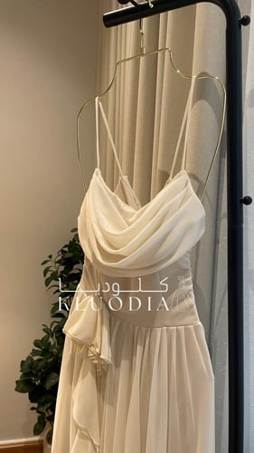 فستان شيفون ناعم بكسرات في منطقة الصدر